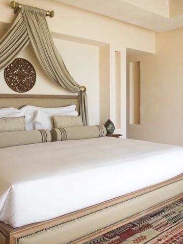 Luxuriöses Schlafzimmer mit elegantem Baldachin und stilvollem Interieur