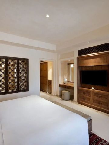 Luxuriöses Schlafzimmer mit elegantem Design und Flachbild-TV