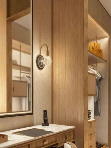 Geräumiger und stilvoller begehbarer Kleiderschrank mit Beleuchtung im Jumeirah Marsa Al Arab