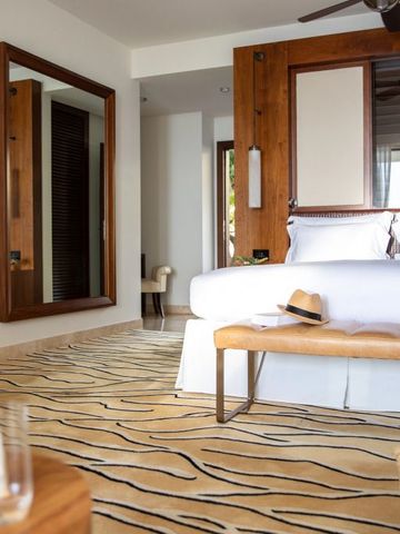 Stylisches Schlafzimmer mit großem Spiegel und modernem Dekor.