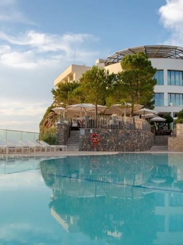 Luxuriöser Poolbereich mit modernem Hotelgebäude und Sonnenschirmen