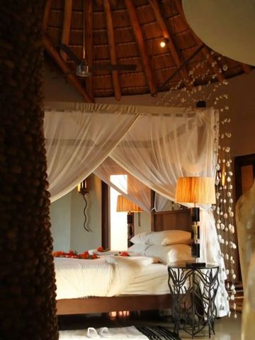 Romantisches Schlafzimmer mit Himmelbett und gedämpftem Licht