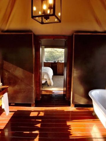 Helles Badezimmer mit freistehender Badewanne und Holzdetails.