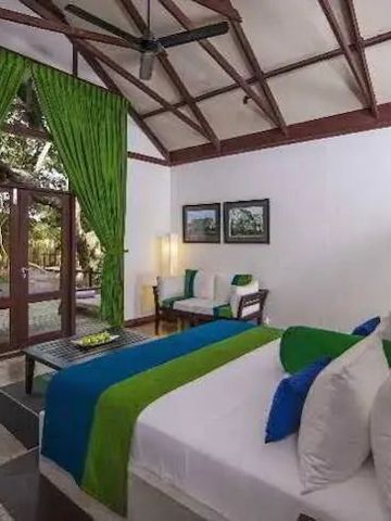 Helles Hotelzimmer mit farbenfrohen Akzenten und Zugang zu einer privaten Terrasse