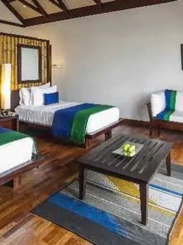 Familienfreundliches Hotelzimmer mit zwei Betten und modernem Dekor