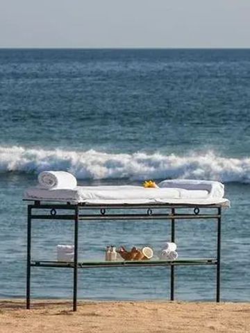 Massage-Liege am Strand mit Blick auf das Meer