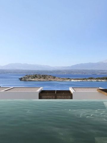 Infinity-Pool mit Blick auf das Meer und die Insel im Hintergrund.