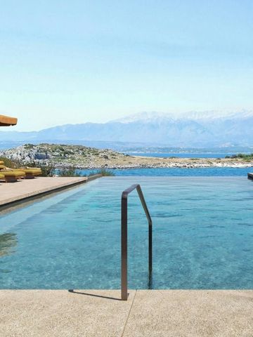 Infinity-Pool mit Blick auf das Meer und entfernte Berge.