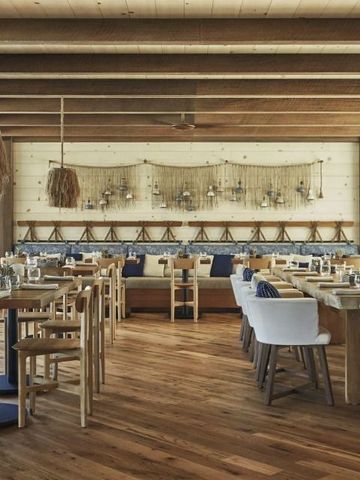 Lichtdurchflutetes Restaurant mit Holzdekor und einladender Atmosphäre