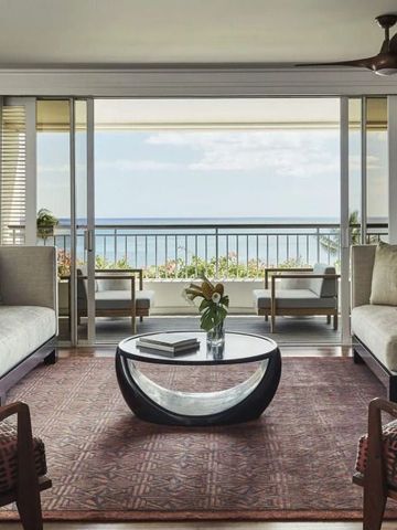 Elegantes Wohnzimmer in einer Suite mit Meerblick und stilvoller Einrichtung.