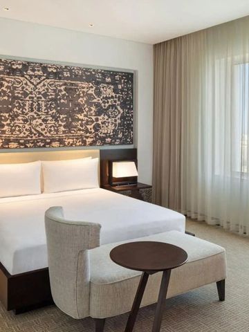 Luxuriöses Zimmer mit elegantem Design und Kunstwerk im JW Marriott Hotel Muscat
