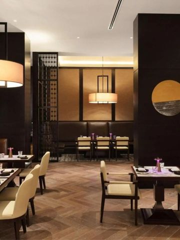Modernes Restaurant mit eleganter Beleuchtung im JW Marriott Hotel Muscat