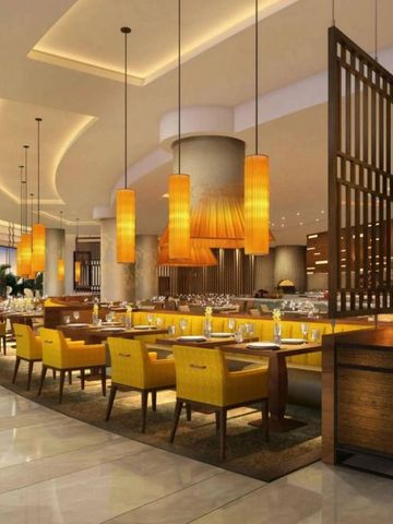 Hochwertiges Restaurant mit modernen Leuchten und gedeckten Tischen im JW Marriott Hotel Muscat