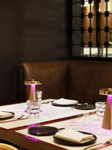 Eleganter Restauranttisch mit stilvoller Beleuchtung und feiner Tischdekoration