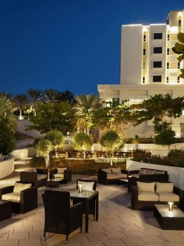 Nachtansicht des Sitzbereichs im Freien mit stilvoller Beleuchtung