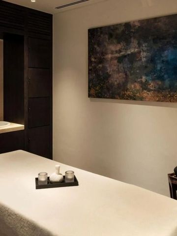 Eleganter Spa-Raum mit Massagetisch und stimmungsvoller Beleuchtung