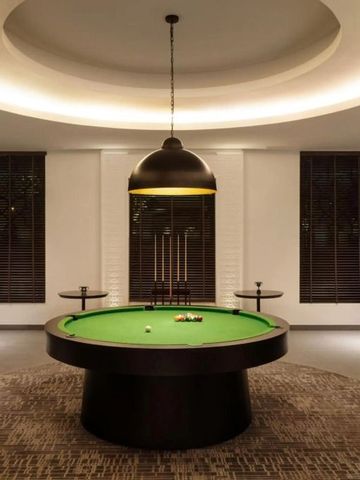 Billardraum mit Pooltisch und Spielautomaten