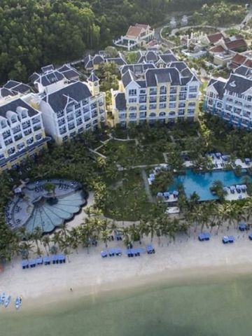 Luftaufnahme des Hotels mit Strandlage und Palmen