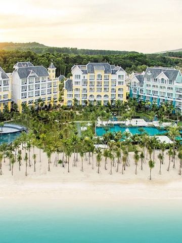 Weitläufige Hotelanlage JW Marriott Phu Quoc bei Sonnenuntergang