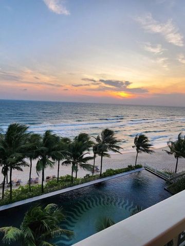 Ausblick vom Balkon auf den Sonnenuntergang über dem Ozean