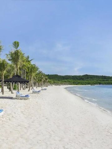 Weißer Sandstrand mit Liegestühlen und Palmen beim JW Marriott Phu Quoc