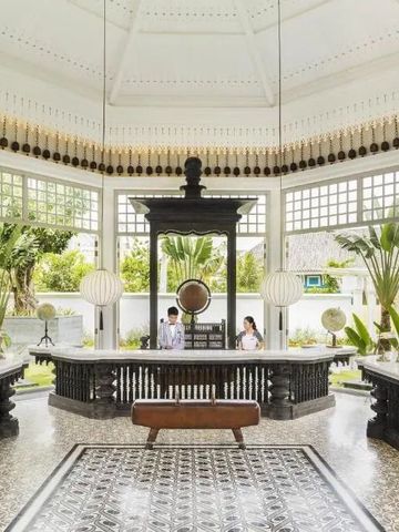 Eleganter Empfangsbereich mit Fenstern und tropischen Pflanzen im JW Marriott Phu Quoc.