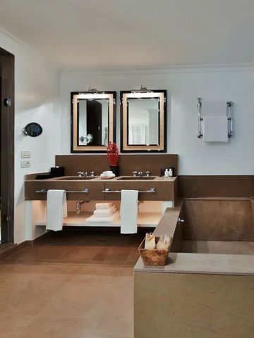 Luxuriöses Badezimmer mit Badewanne und Doppelwaschbecken