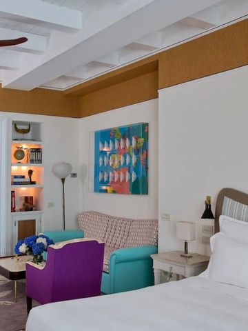 Stilvolles Hotelzimmer mit farbenfrohen Akzenten und gemütlicher Sitzecke