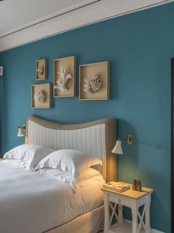 Helles Zimmer mit einzigartiger Dekoration und komfortablem Bett