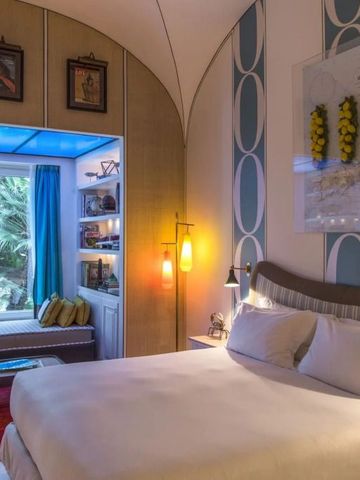 Gemütliches Schlafzimmer mit stilvoller Beleuchtung und Fensterplatz