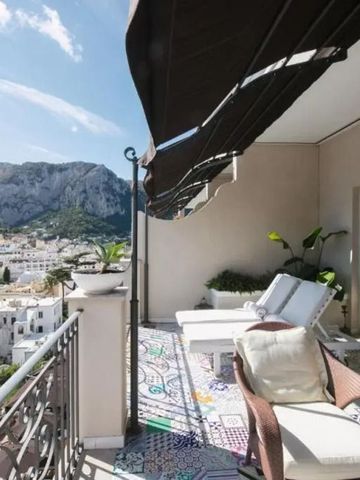 Privater Balkon mit Sonnenliegen und Aussicht auf die Berge im Hotel.