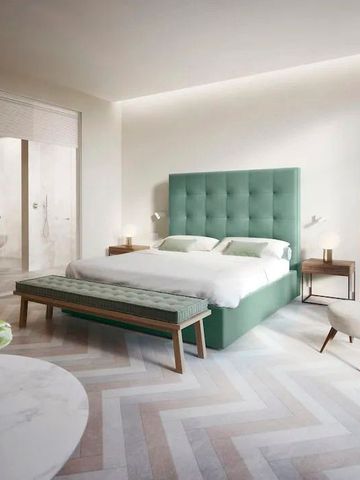 Luxuriöses Zimmer mit grünem Kopfteil und großzügigem Badezimmer.