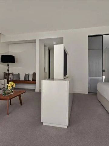 Großzügige Suite mit separatem Wohnbereich und modernem Dekor.