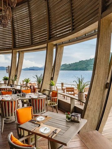 Restaurant mit Holzinterieur und Meerblick in einem luxuriösen Ambiente