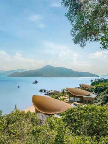 Luxusvillen mit einzigartigen Dächern am Meer in üppiger Natur