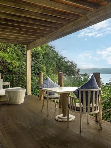 Private Terrasse mit Sitzgelegenheiten und herrlichem Ausblick auf das Meer