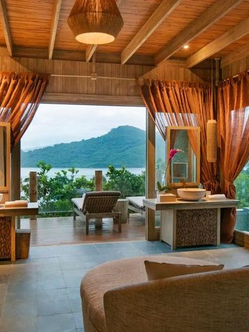 Luxuriöses Zimmer mit freiem Blick auf die Natur durch große Fenster