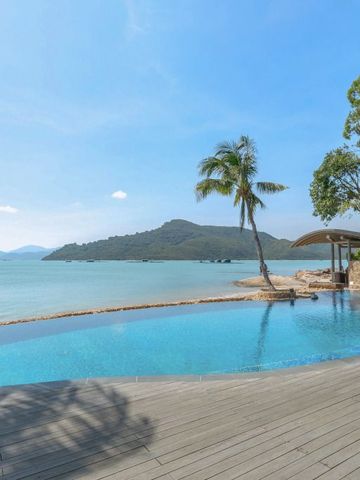 Unberührter Infinity-Pool vor malerischer Küstenlandschaft