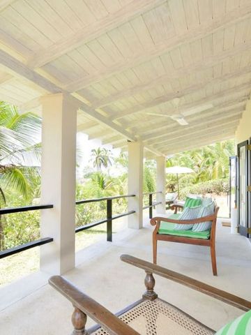 Geräumige Terrasse mit Holzdach und grüner Umgebung