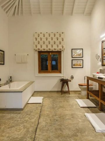 Helles Badezimmer mit Badewanne und faszinierendem Dekor