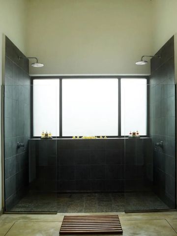 Moderne Dusche mit stilvollen Details und einladender Atmosphäre