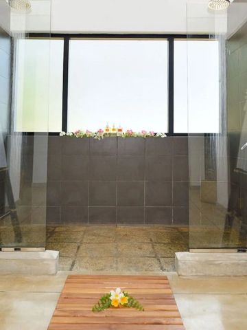 Duschbereich mit Blumen und natürlichem Lichteinfall