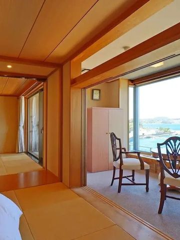 Traditionell gestaltetes Zimmer mit atemberaubendem Meerblick