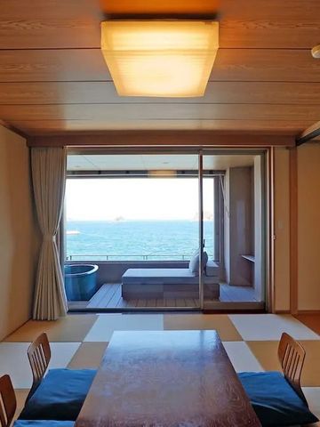 Raum mit Tisch und Blick auf das Meer im traditionellen Stil