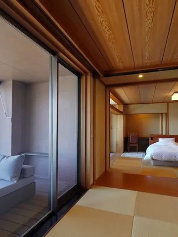 Geräumiges Zimmer mit traditionellem Dekor und Meerblick