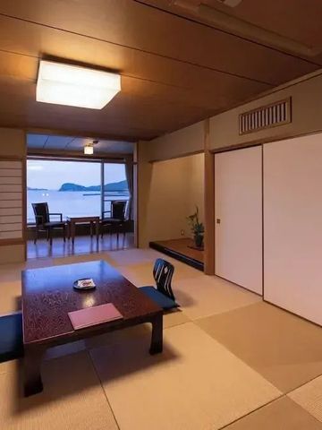 Traditionelles japanisches Zimmer mit Blick auf das Meer