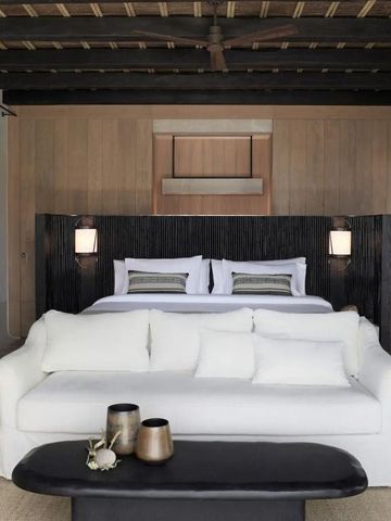 Elegantes Schlafzimmer mit modernen Holzakzenten im Hotel Kalesma Mykonos