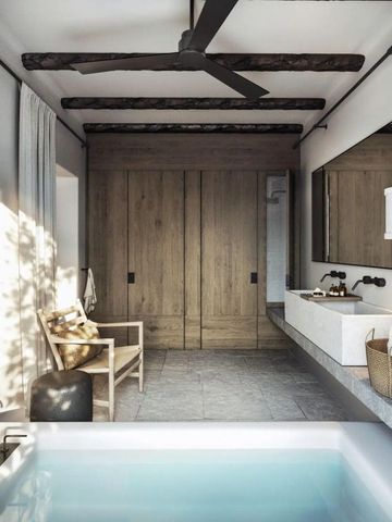 Luxuriöses Badezimmer mit freistehender Badewanne und Holzelementen