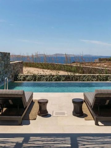 Infinity-Pool mit Liegestühlen und traumhaftem Blick auf das Meer