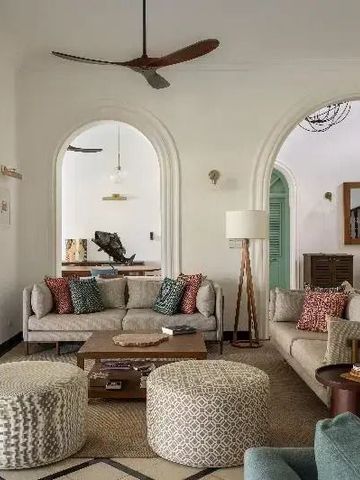 Elegantes Wohnzimmer mit gemütlichen Sofas und Dekoration